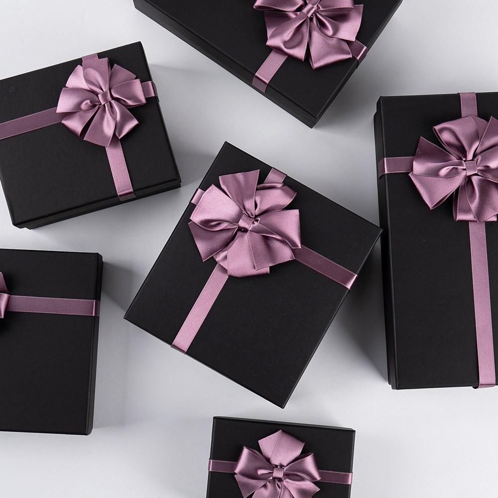 [와니유니] 고급 리본선물상자 핸드메이드 블랙 싸바리박스 기프트박스 답례품포장박스 퍼플꽃리본 18 사이즈 6,600원