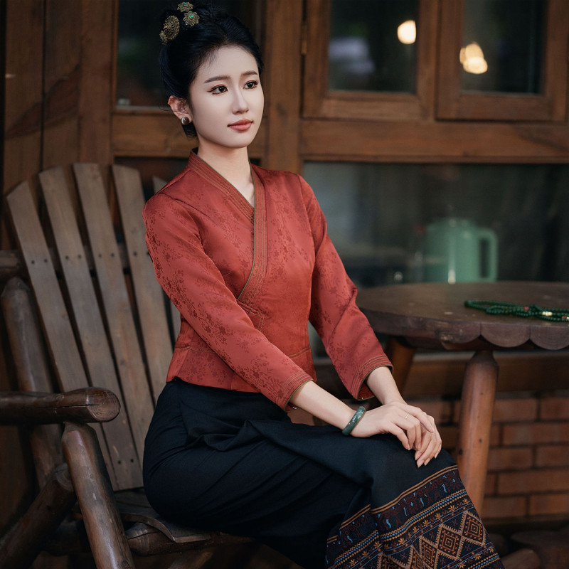 레트로 스타일 여성 전통 개량한복 세트 봄 가을용 슬림핏 스커트와 셔츠 조합 화려한 디자인의 생활한복 38,800원