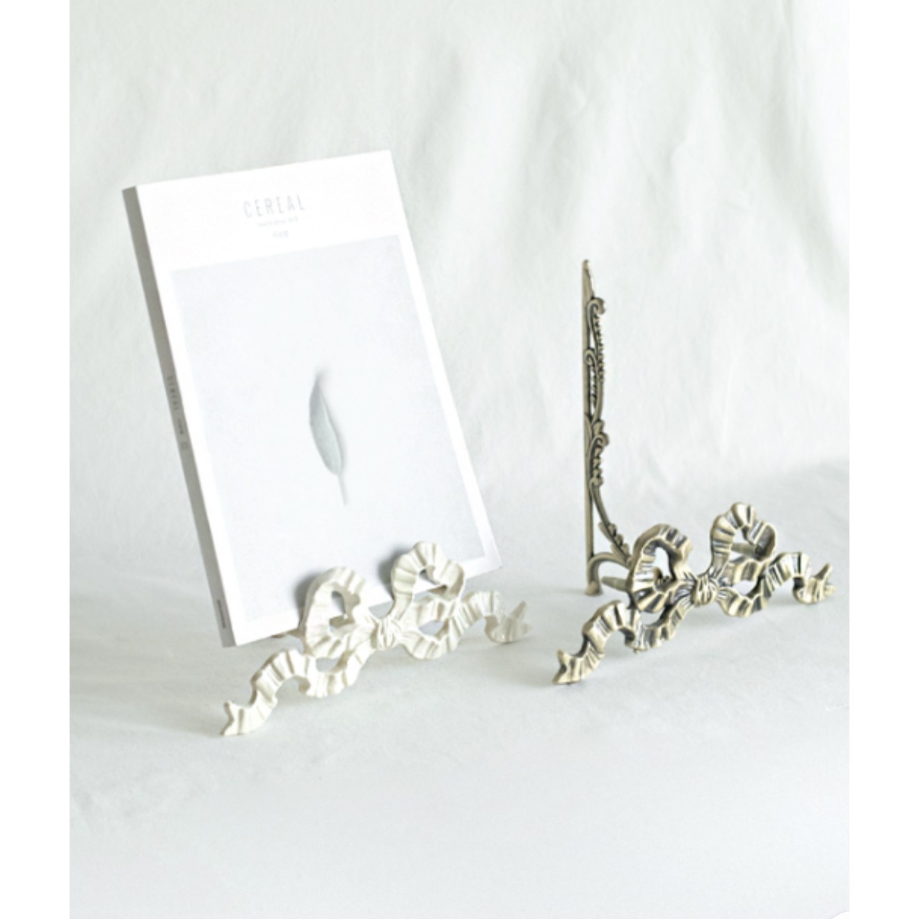 허니상점 리본 이젤 접시 거치대 빈티지 쉐비 앤틱 엔틱 고급 /2size, 2color, 1개 21,600원