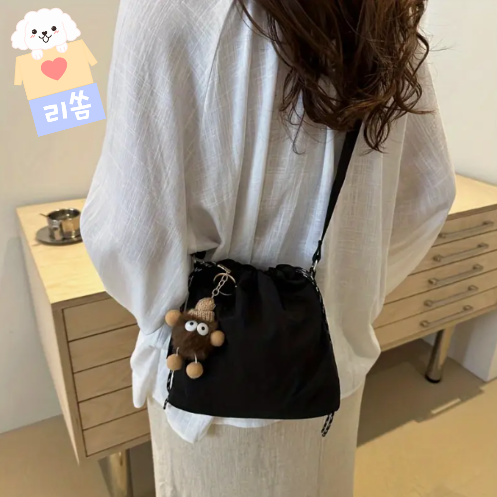 인기 버킷크로스백 리쏨 경량 크로스백 키링포함 가벼운 버킷 아웃도어 방수 가방 10,070원