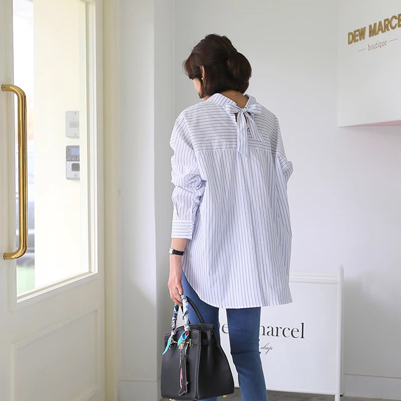 퀸앤조이 백리본 스트라이프 얇은 긴팔 셔츠 63,800원