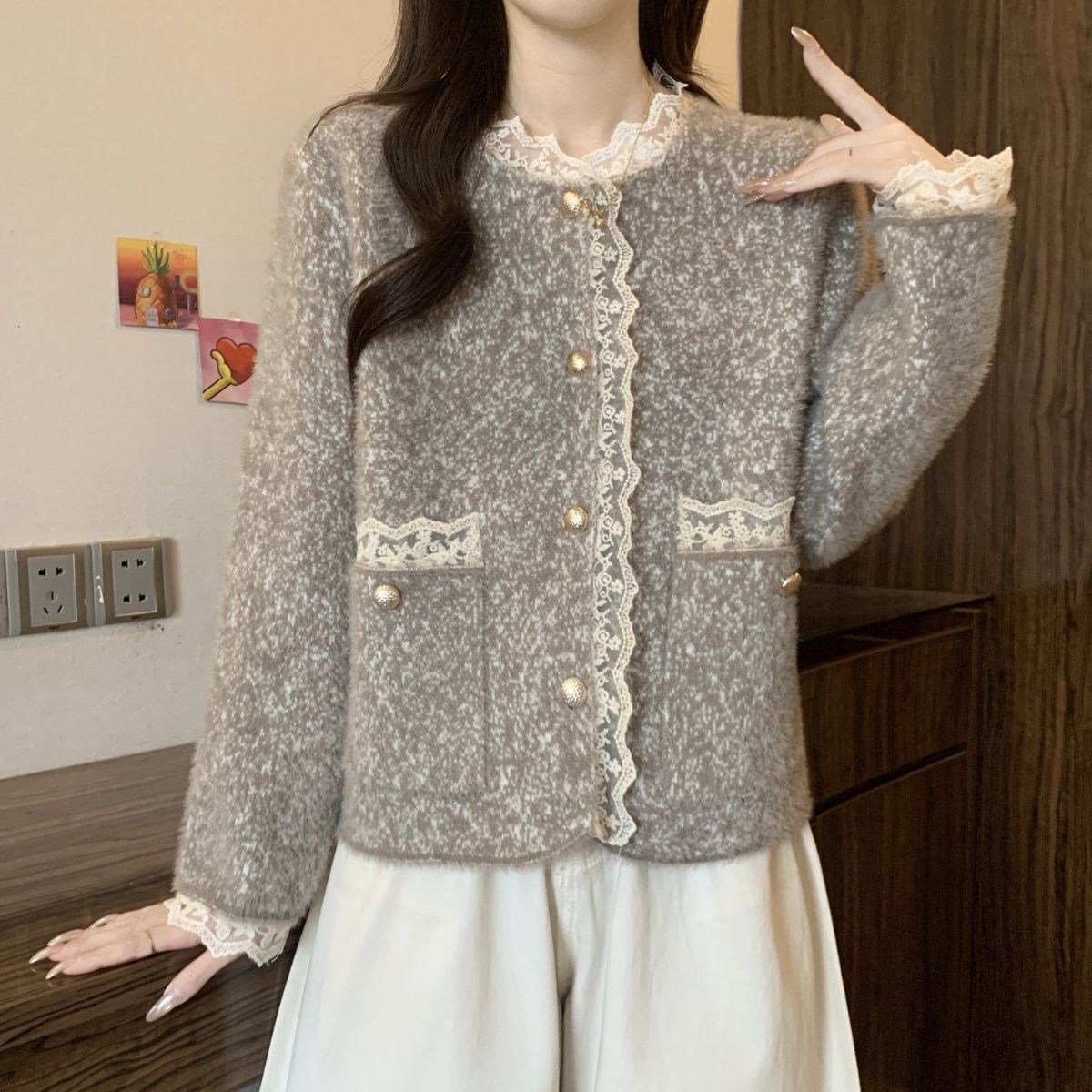 COSYEVNO 여성 봄가을 레이스 배색 골드 단추 니트 가디건 TZKchnwt-6 28,900원