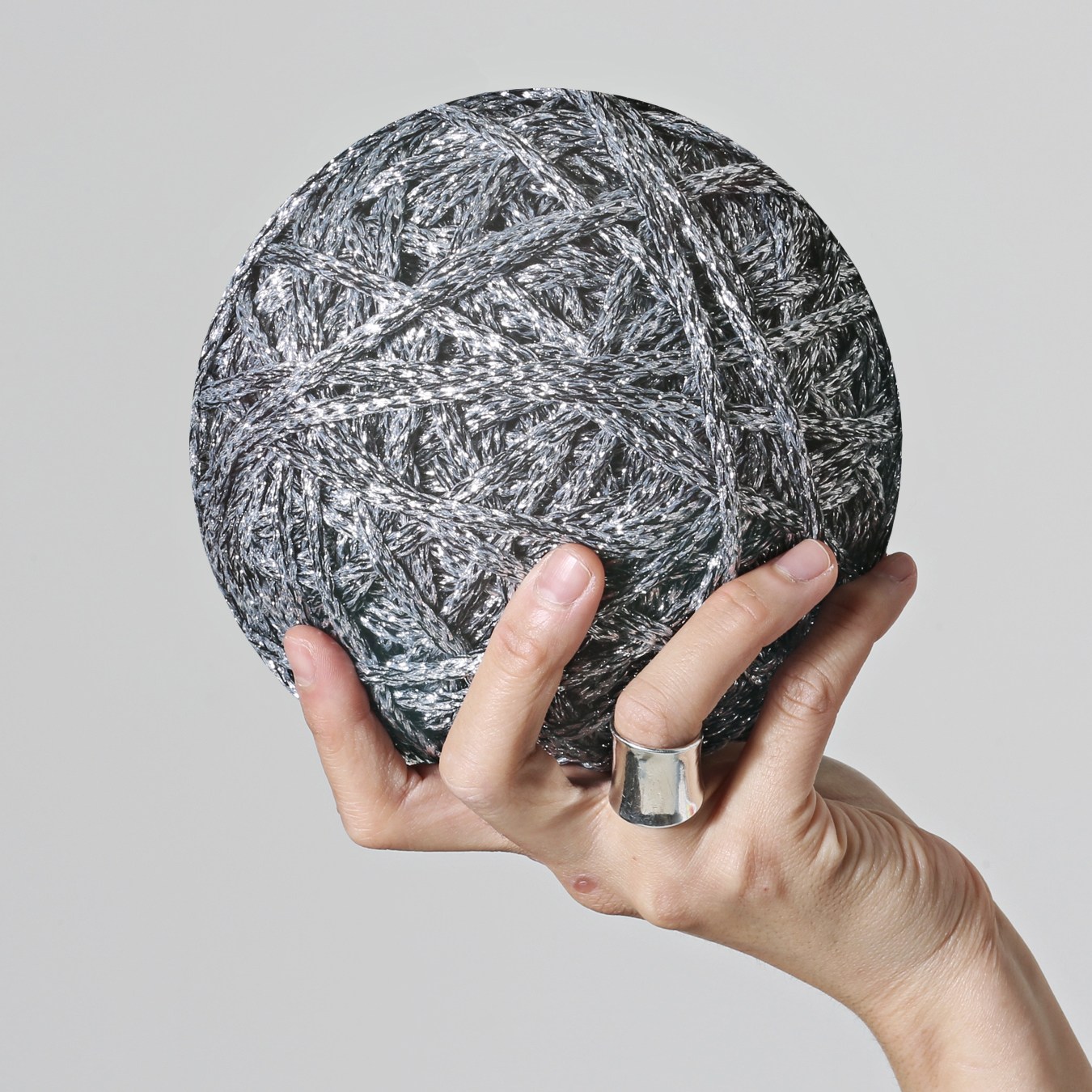 슈퍼스토리 핸드메이드 얀 뜨개실 볼드 실버니팅볼 골드니팅볼 5mm 300g (패턴가이드 SV05GUIDE1 포함), 1개, 블랙 실버 300g 33,400원