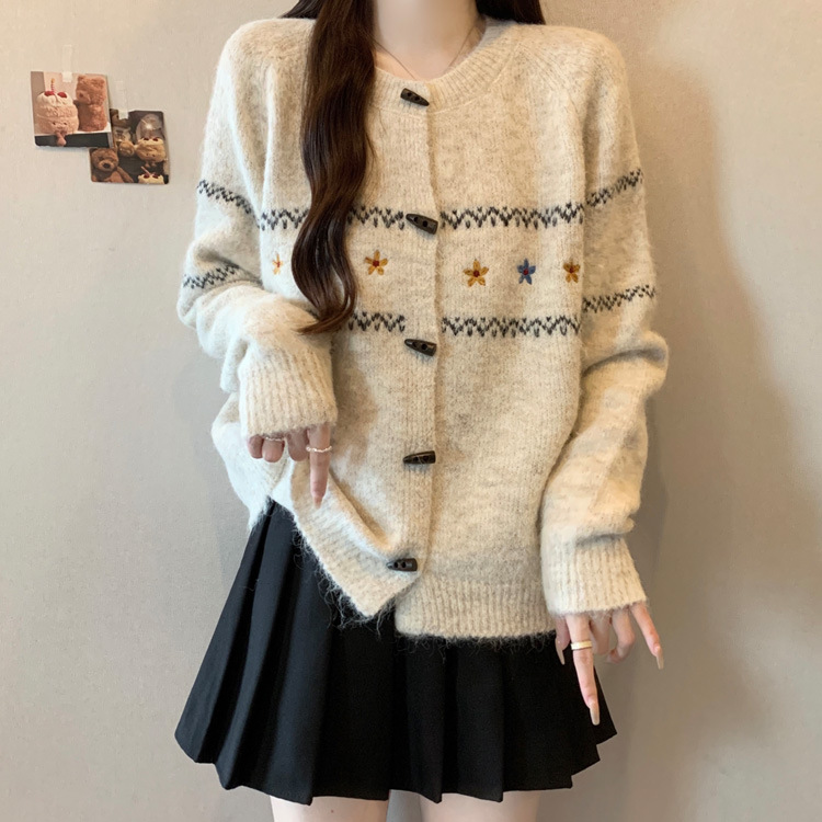 MINA STYLE 여성 플라워 자수 도톰 니트 가디건 루즈핏 봄 가을 겨울 데일리룩 26,900원