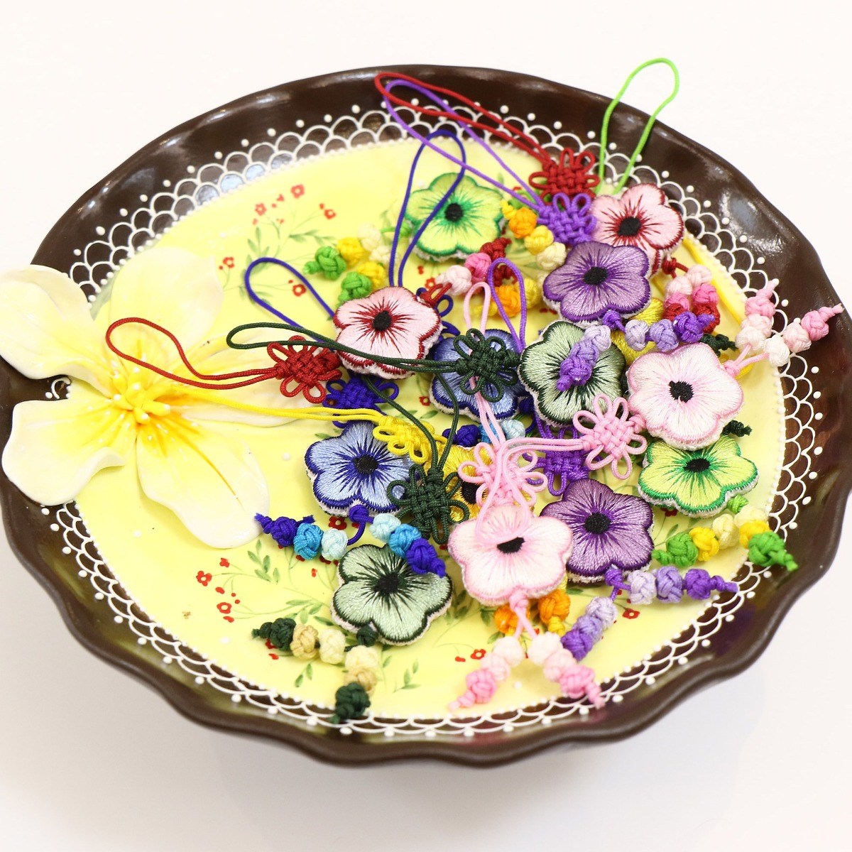 전통매듭 전통노리개 나비매듭 국화매듭 장신구줄 휴대폰줄 장식소품, 100개, 현재가 45,000원