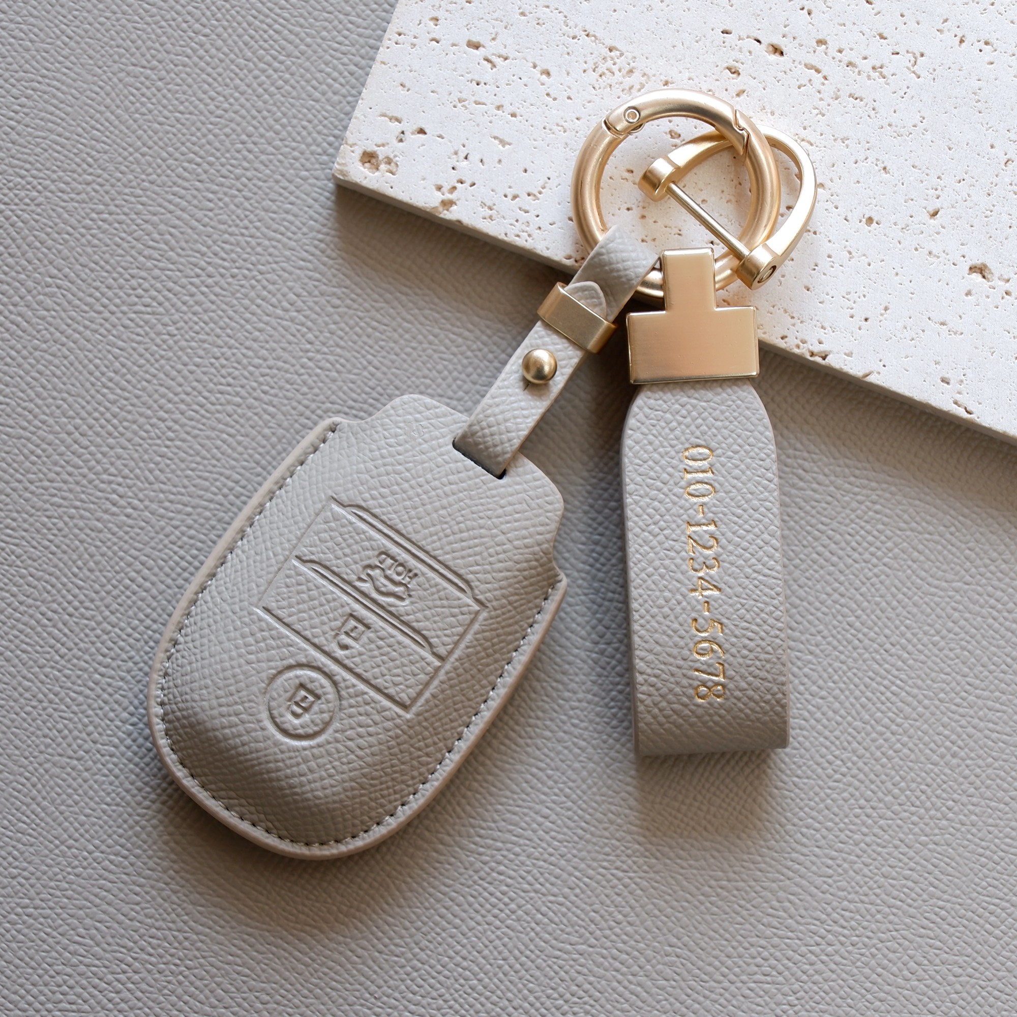 (무료각인)트니르 기아 호환 올뉴 더뉴 카렌스 K5 뉴쏘렌토 더뉴 스포티지 쏘울 니로 카니발 모닝 레이 차 키케이스 가죽 + 키링 차량용품 키홀더, 에토프그레이 23,900원