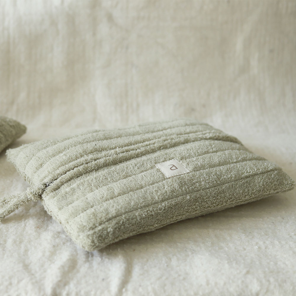 에이키코 클라우드 납작 직사각 파우치 중형 8,900원