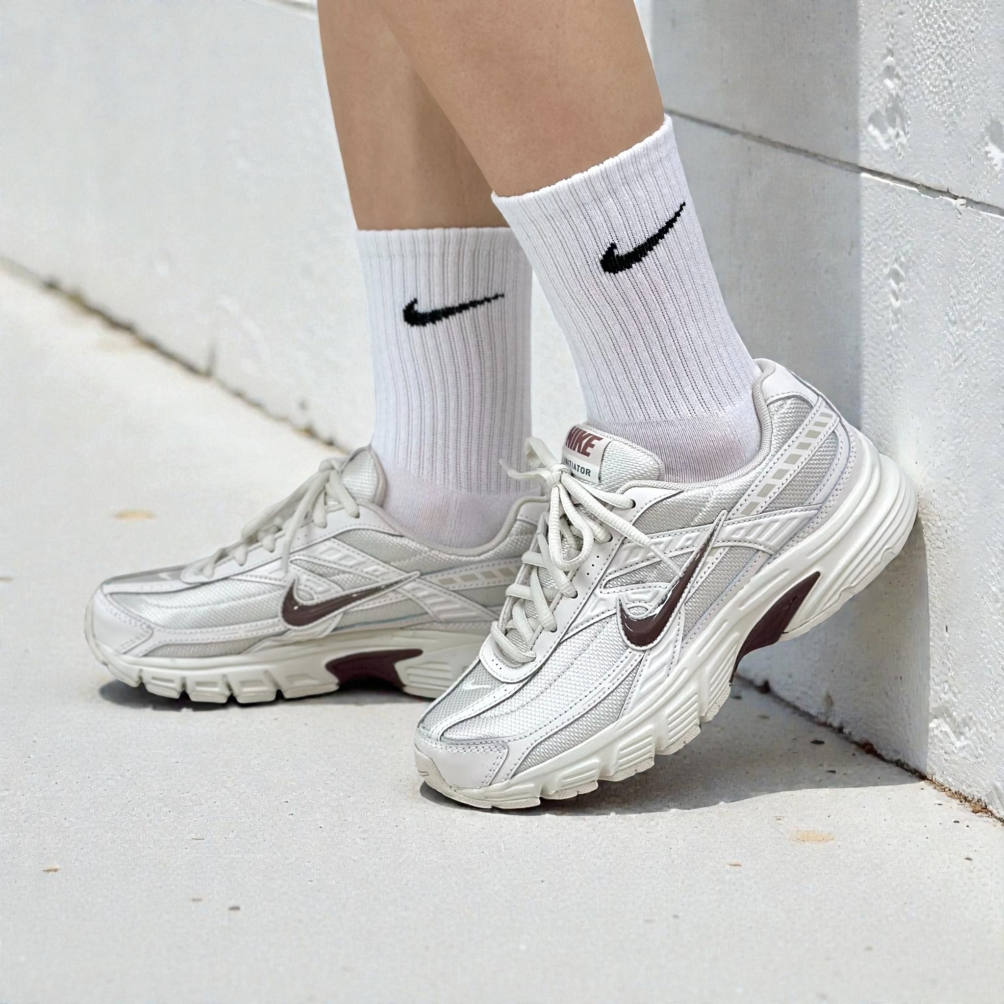 나이키 INT 여성 운동화 이니시에이터 발편한 조깅화 워킹화 런닝화 가벼운 신발 브라운 89,900원