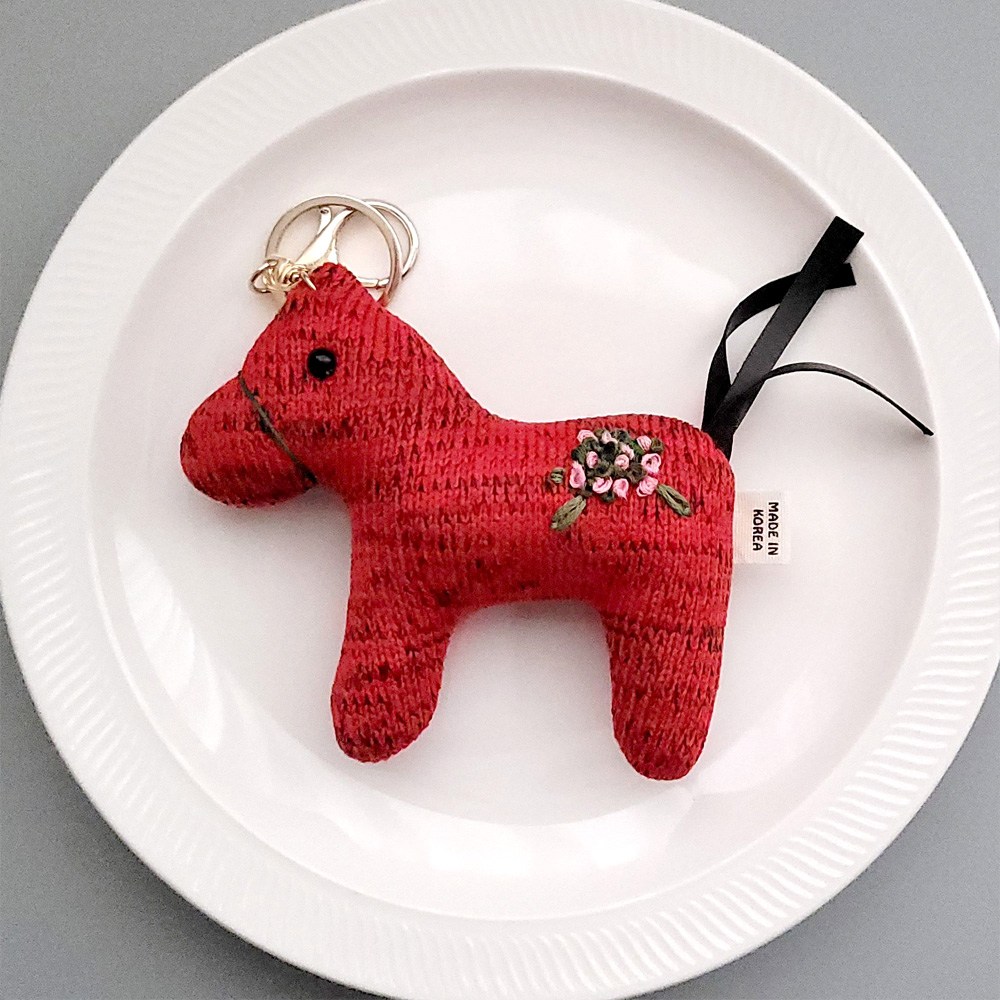 붉은 말인형 키링 기방장식 니트 자동차열쇠고리 행운 귀여운 말모양 신년 출산 선물 16,800원