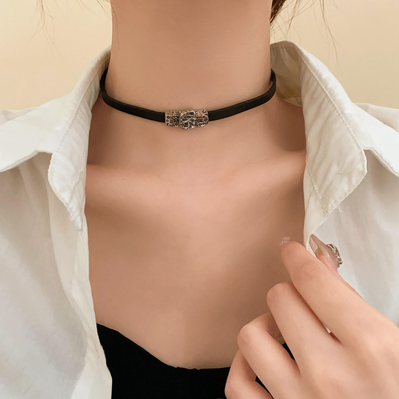 일호장신구 시크 벨트 포인트 심플 가죽 초커 데일리 매력 레더 유니크 여성 패션 목걸이 10,900원