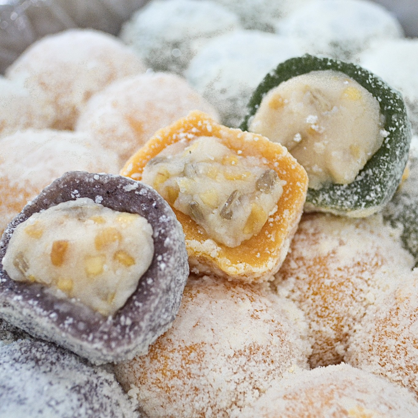 삼색 두텁떡 국내산 찹쌀 1.8kg+1,8kg 60알 견과류 냉동 떡 맛집 아침식사대용 선물 답례떡 27,200원