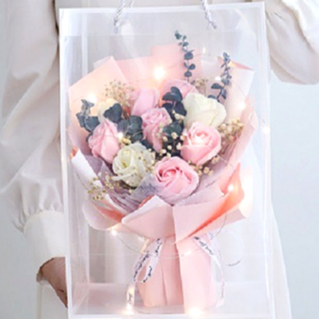 아르띠콜로 조화 LED 장미 안개 유칼립투스 꽃다발 + 투명 케이스 13,840원