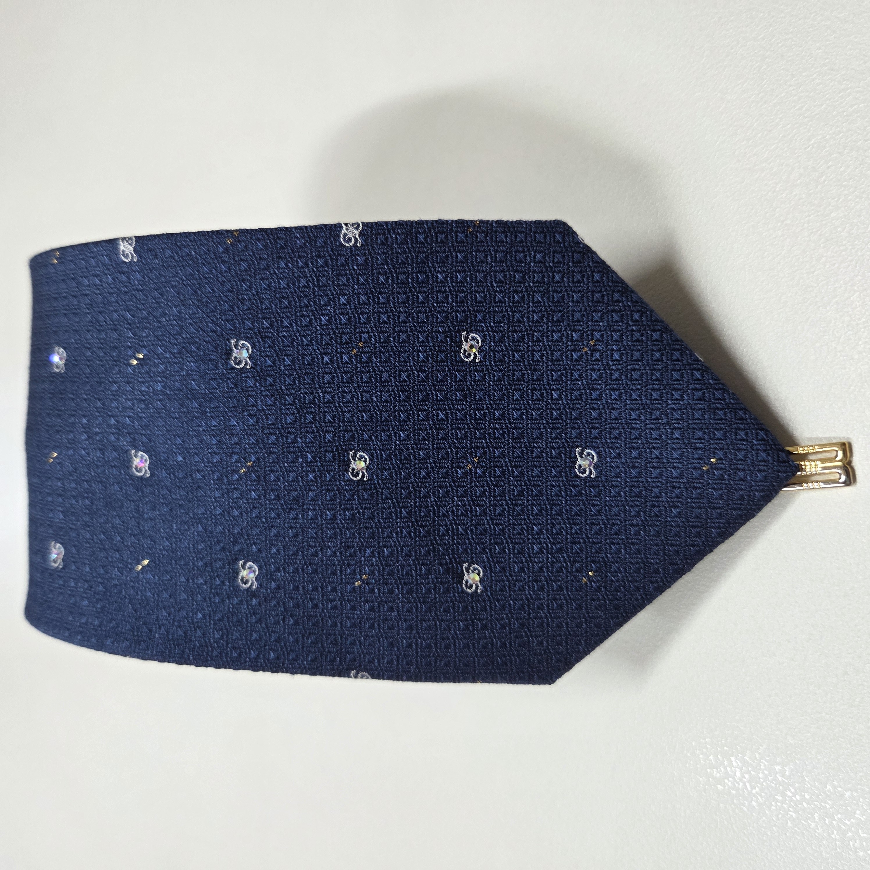 닥스셔츠 [26년SS신상품][무료배송][선물포장] 은은한 광택감과 텍스처로 클래식한 분위기 연출하기 좋은 큐빅패턴 네이비 넥타이 128,880원