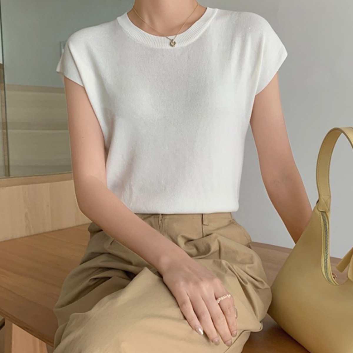 핑크셀럽 시원한 베이직 니트 라운드 반팔 티셔츠 13,500원