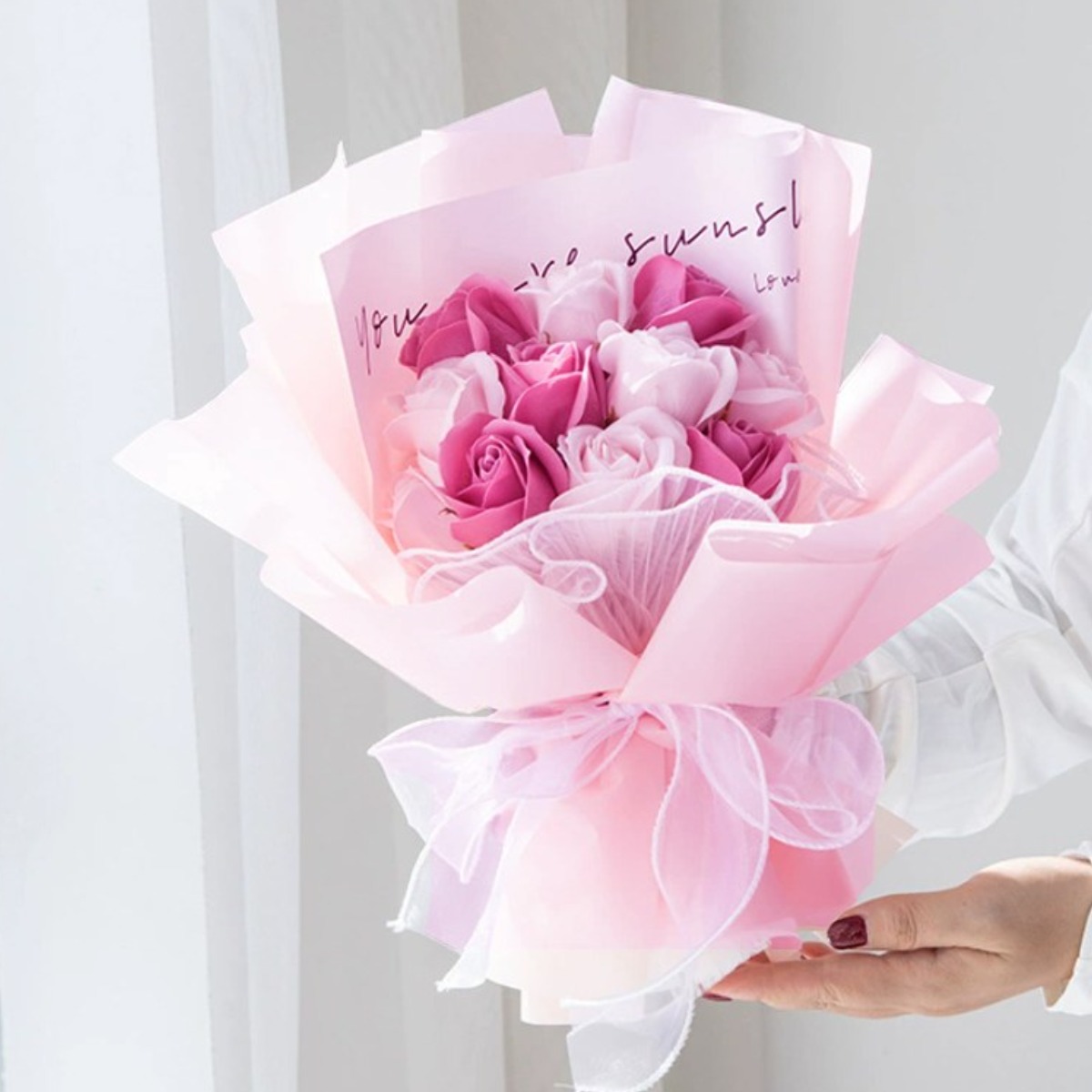 [ 특가세일 ! ] 로맨틱 비누꽃 장미 꽃다발 + 쇼핑백 세트 더영흥 MJS JOYFUL, 1개, 옵션01 9,990원