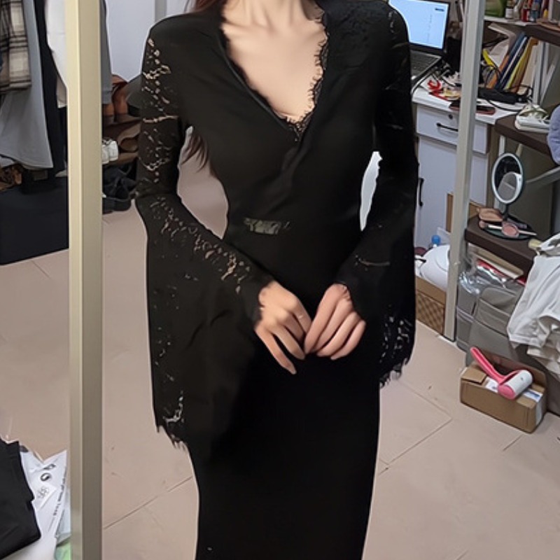 해피유통 여성 레이스 브이넥 슬림핏 롱 원피스 플레어 소매 33,620원