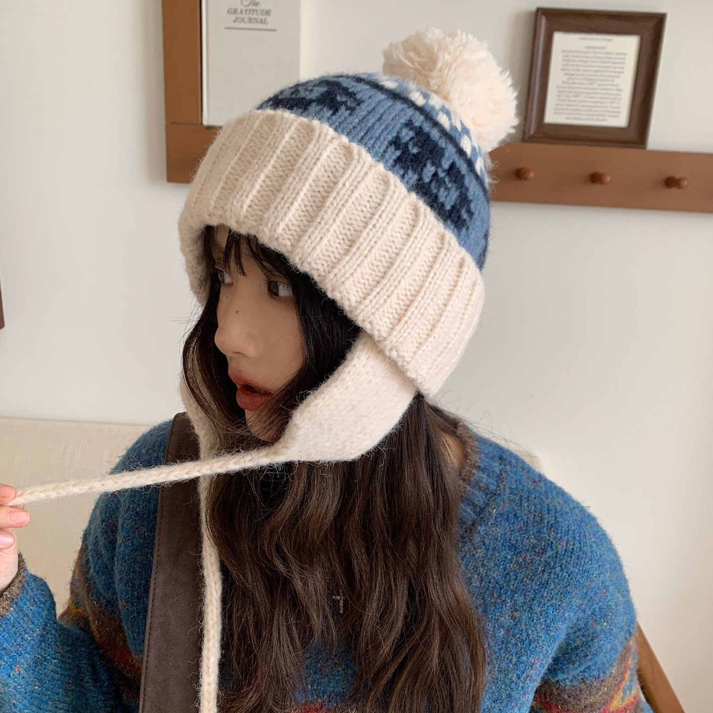 SMILEMORLI 겨울 포근한 니트 귀달이 방울 모자 데일리 방한모자 19,800원