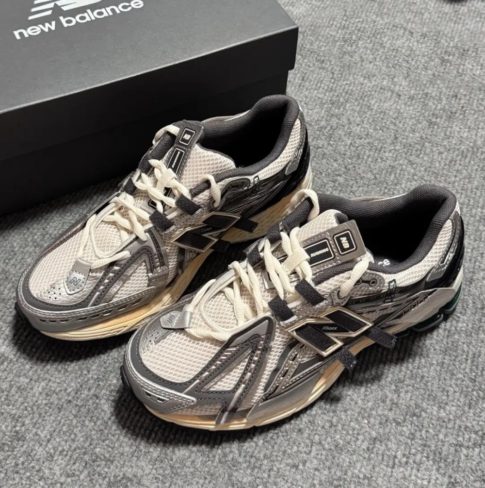 뉴발란스 1906A 실버 메탈릭 캐슬락 남녀공용 운동화 M1906AD 257,000원