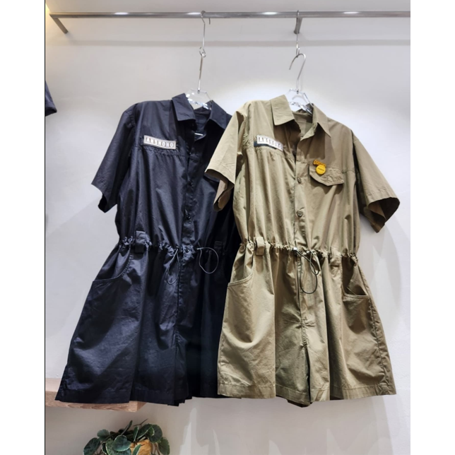 여성 카라 사파리  점프수트 반팔 반바지 점프수트   와펜 패치 점프수트 49,600원