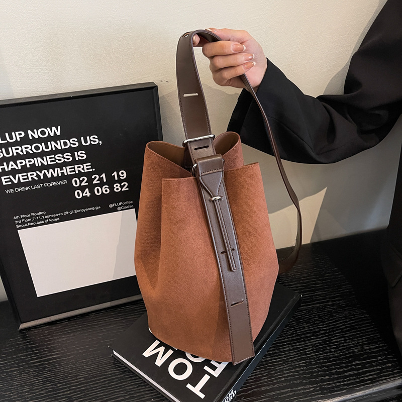 KDNC 여성 빈티지 스웨이드 가방 대용량 숄더백 통근용 크로스백 19,800원