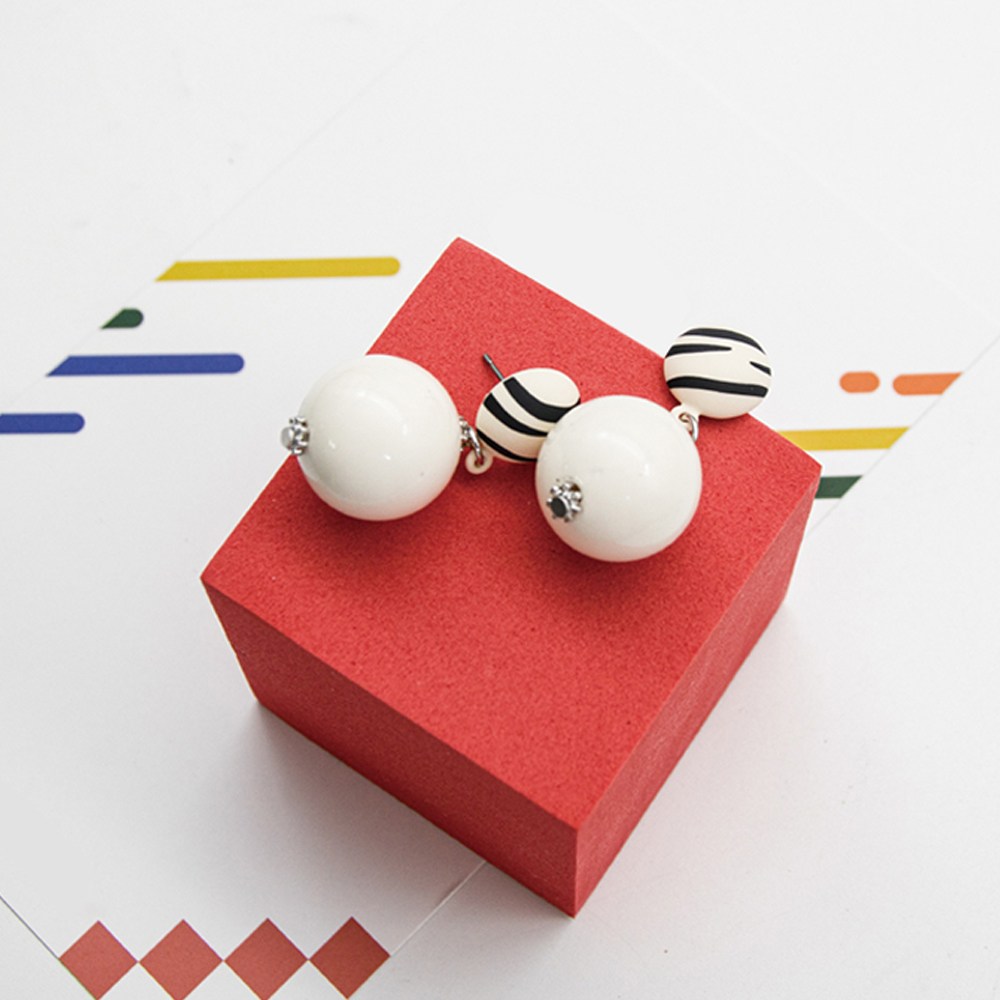 일상사치 블랑 심플 포인트 화이트 귀걸이 티타늄 티탄침 무알러지 35,000원