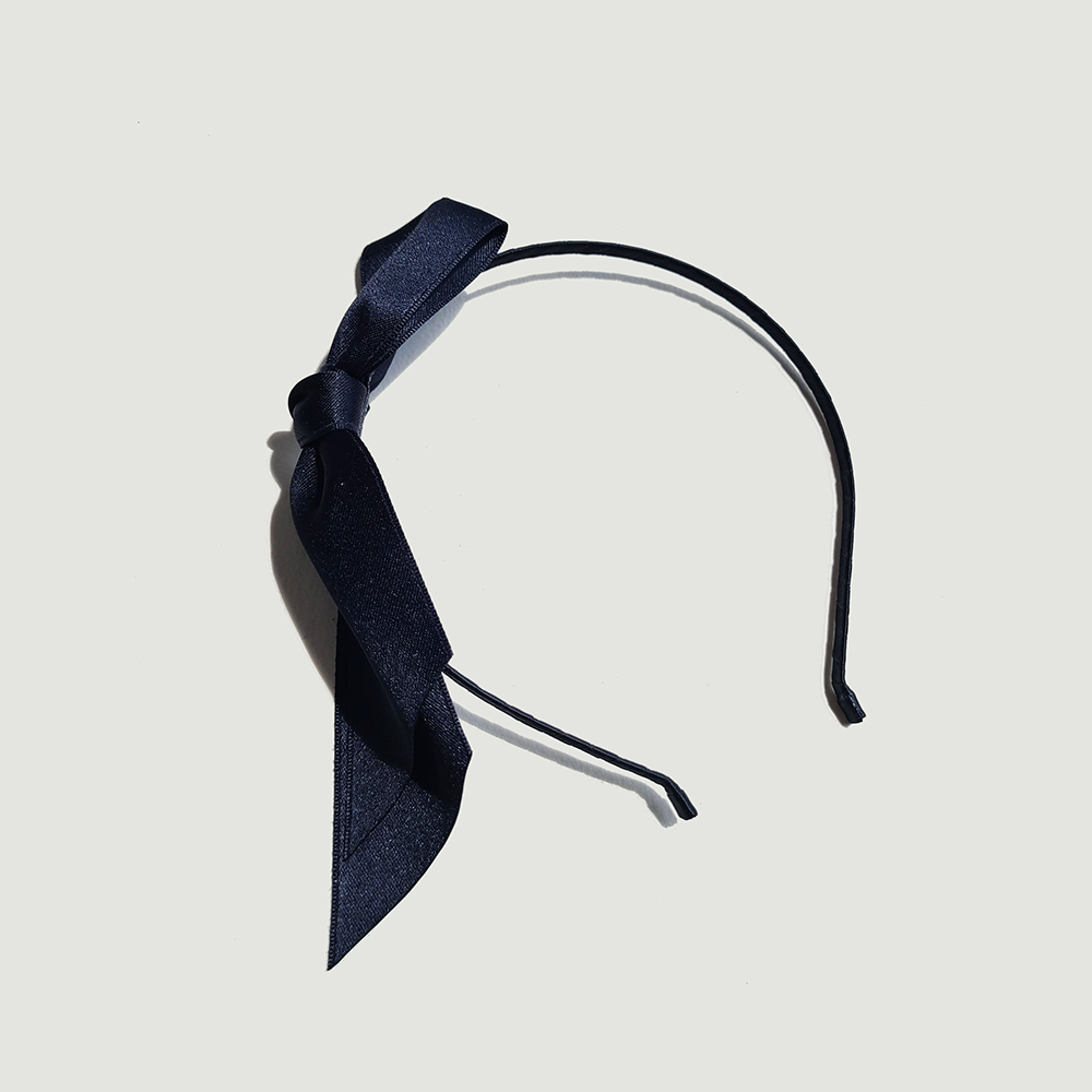 [블링살롱made/국내제작] 핸드메이드 클래식 라벨 새틴 옆 리본 언발 포인트 헤어밴드 1컬러 귀 안아픈 검정 블랙 공단머리띠 웨딩 헤어장식 12,900원