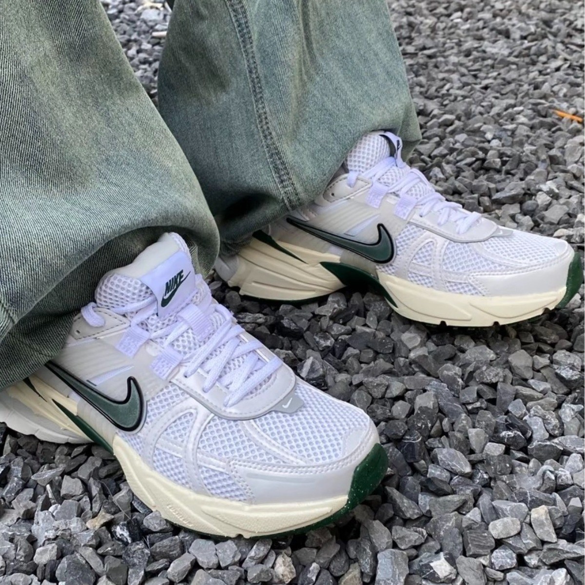 나이키 V2K 런 화이트 남녀공용 런닝화 발편한운동화 커플스니커즈 조깅화 마라톤화 140,000원