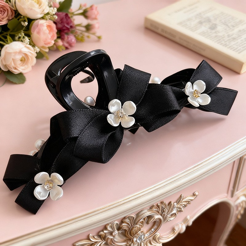 모스리나 벨라 블랙 리본 집게핀 진주 꽃 장식 헤어 집게핀 9,900원