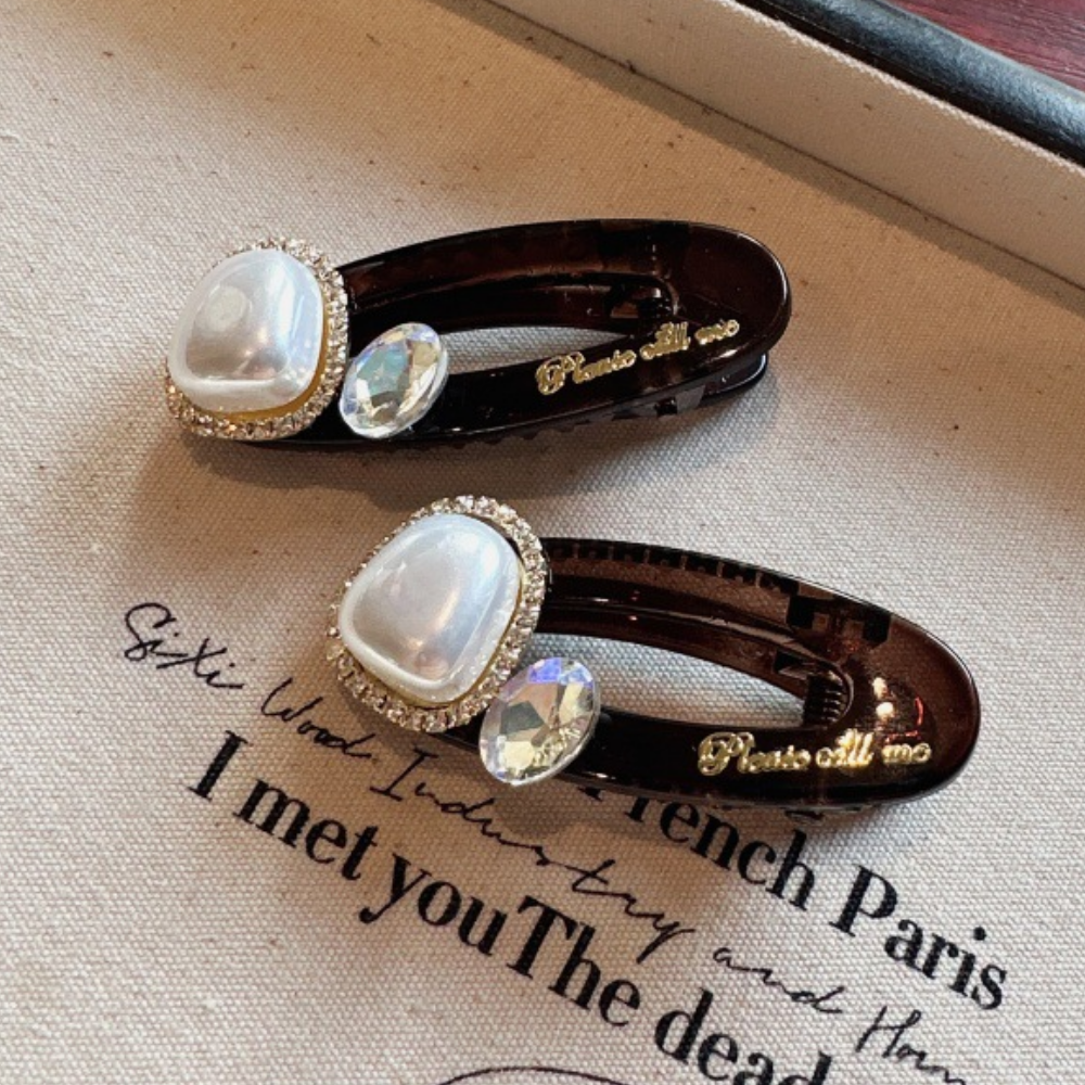 아즈블리 아크릴 반짝이 옆머리 집게핀 2P세트 16,900원