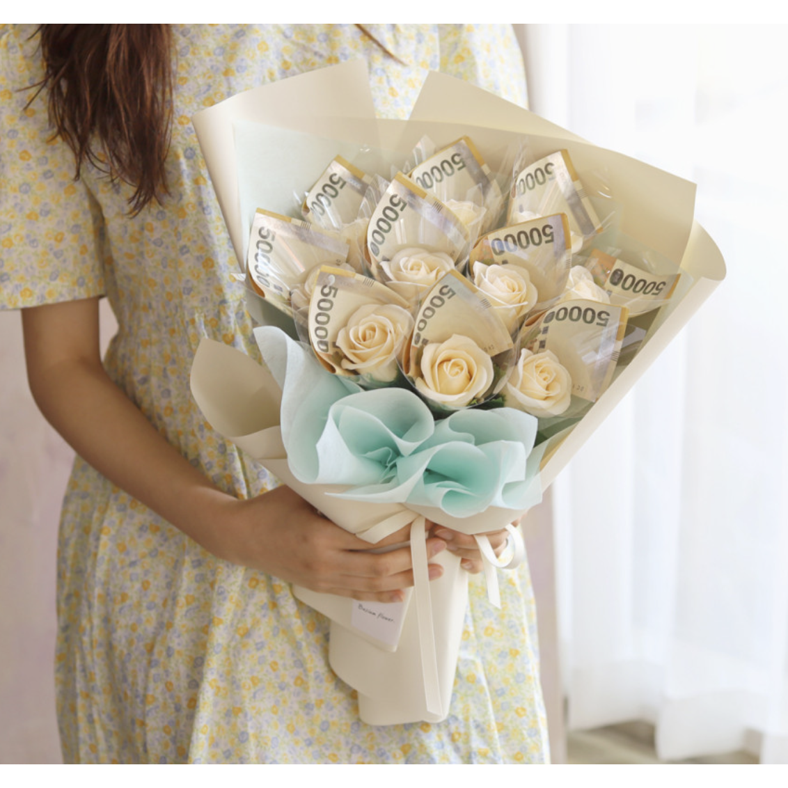 바시움플라워 돈꽃다발 장미 비누꽃 돈다발 용돈박스 6송이 14,900원