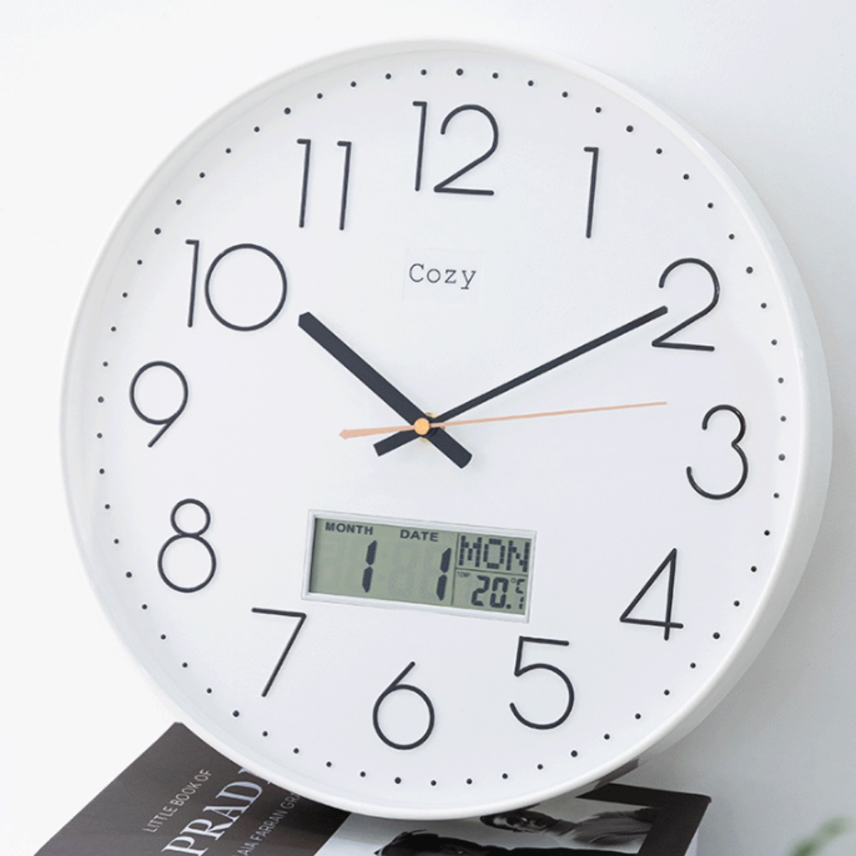 홈컴퍼니 원형 LCD 온도 습도 날짜 인테리어 심플 무소음 건전지 벽시계 38CM, 화이트 39,500원
