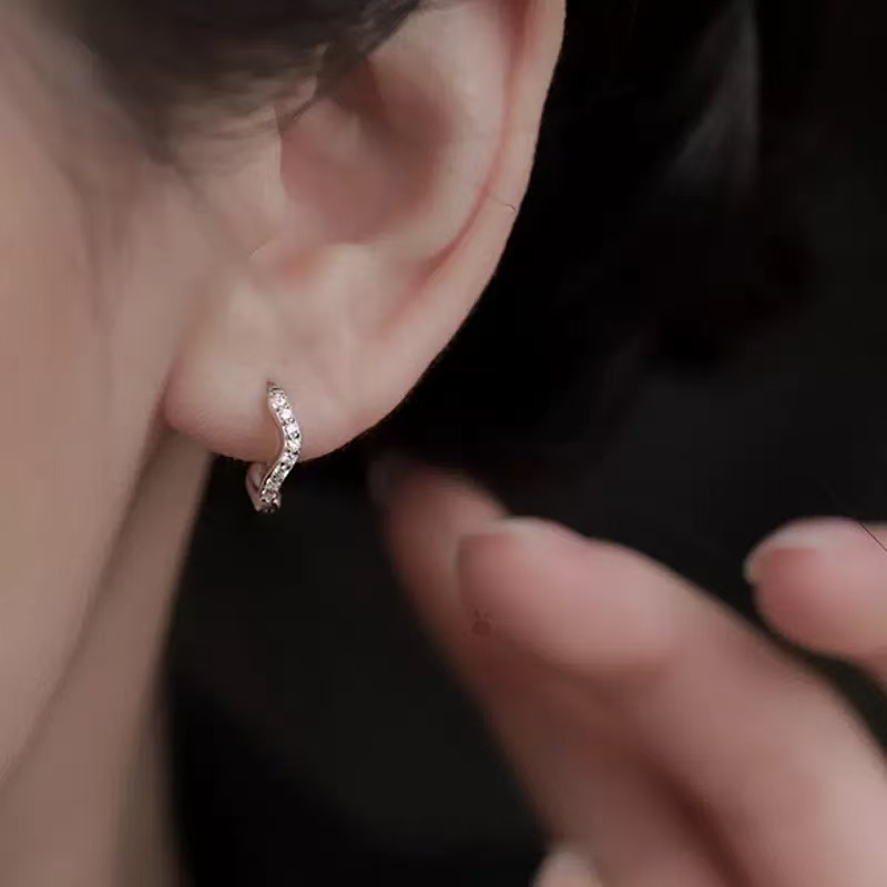 다예코 실버925 웨이브라인 미니큐빅 은귀걸이 9,600원