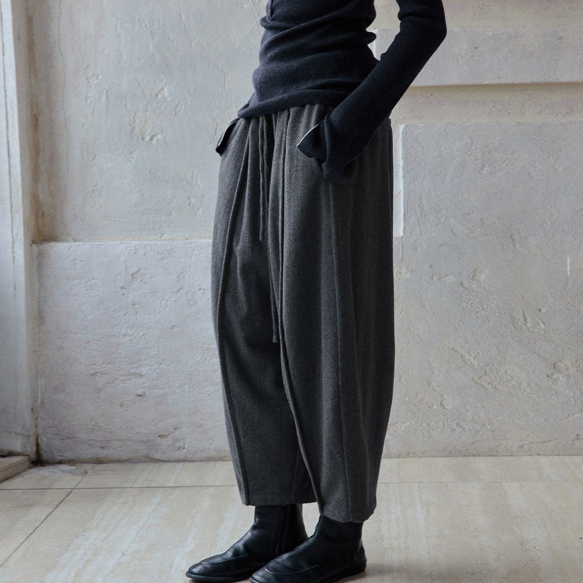 퀸앤조이 여성 간절기 루즈핏 울 배기바지 데일리 모던 9부 벌룬 경량 밴딩 팬츠 팡파르 98,800원