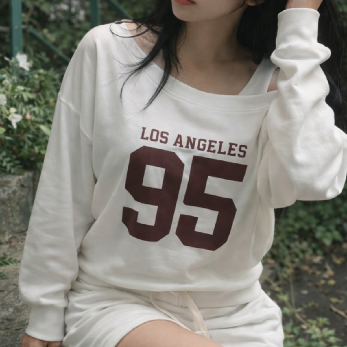 나인테일 봄 여성 원숄더 오프숄더 숄더트임 LA 세미크롭 꾸안꾸 라운드넥 맨투맨 3color 27,000원