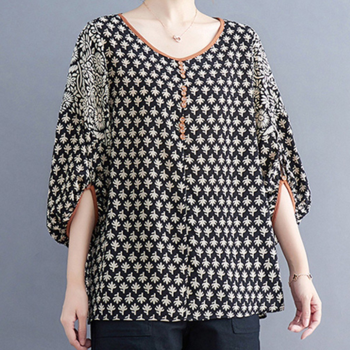 퀸앤조이 여성 빅사이즈 트리 패턴 봉긋 7부소매 블라우스 15,800원