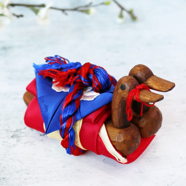 청실홍실 목각 원앙 장식품 2P 소/중사이즈 수공예장식 함기러기 원앙장식 함용품 신혼부부선물 결혼선물 69,800원