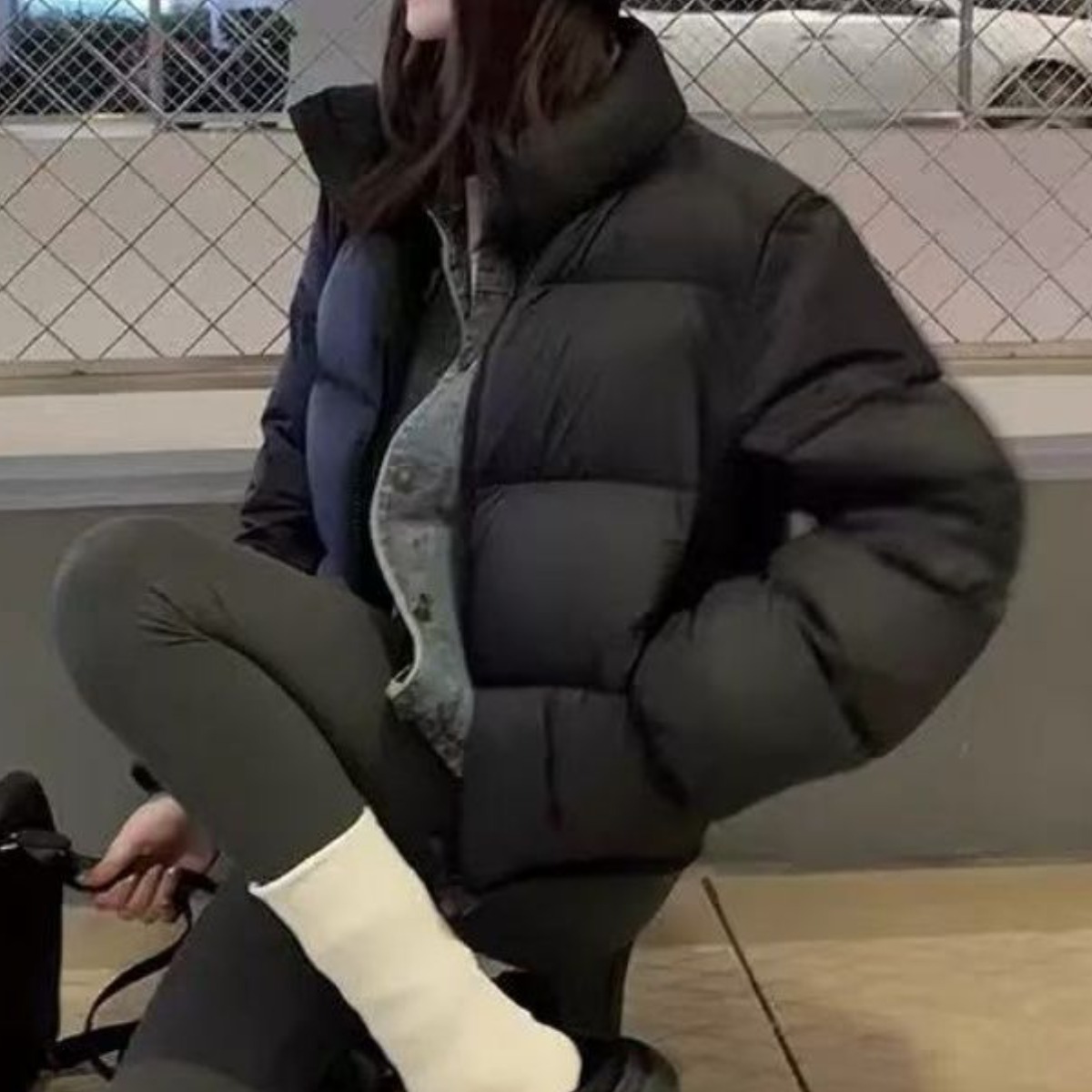 오스틱니 2025 여성용 겨울 단색 루즈핏 아우터 도톰한 스탠드칼라 빵빵한 패딩 코트 외출 간절기 16,900원