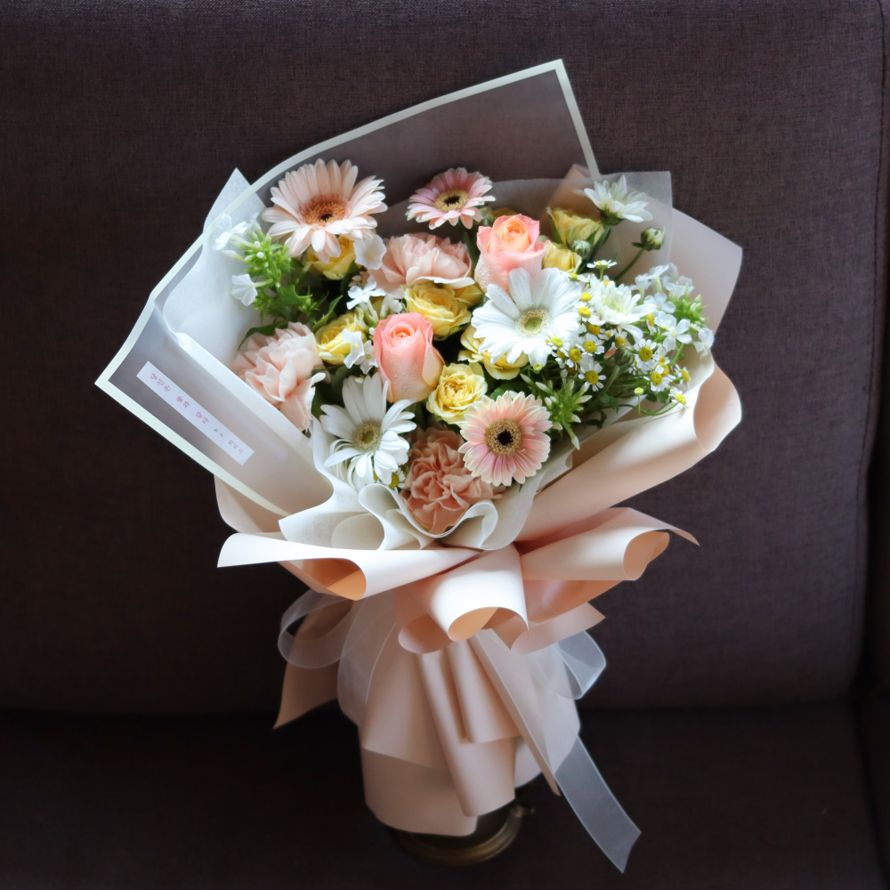 3월2일 배송가능 졸업식 꽃다발 플로리스트가 만든 계절꽃다발 생화꽃다발 졸업식 생일선물 꽃다발 생화택배, 피치, 1개 60,000원