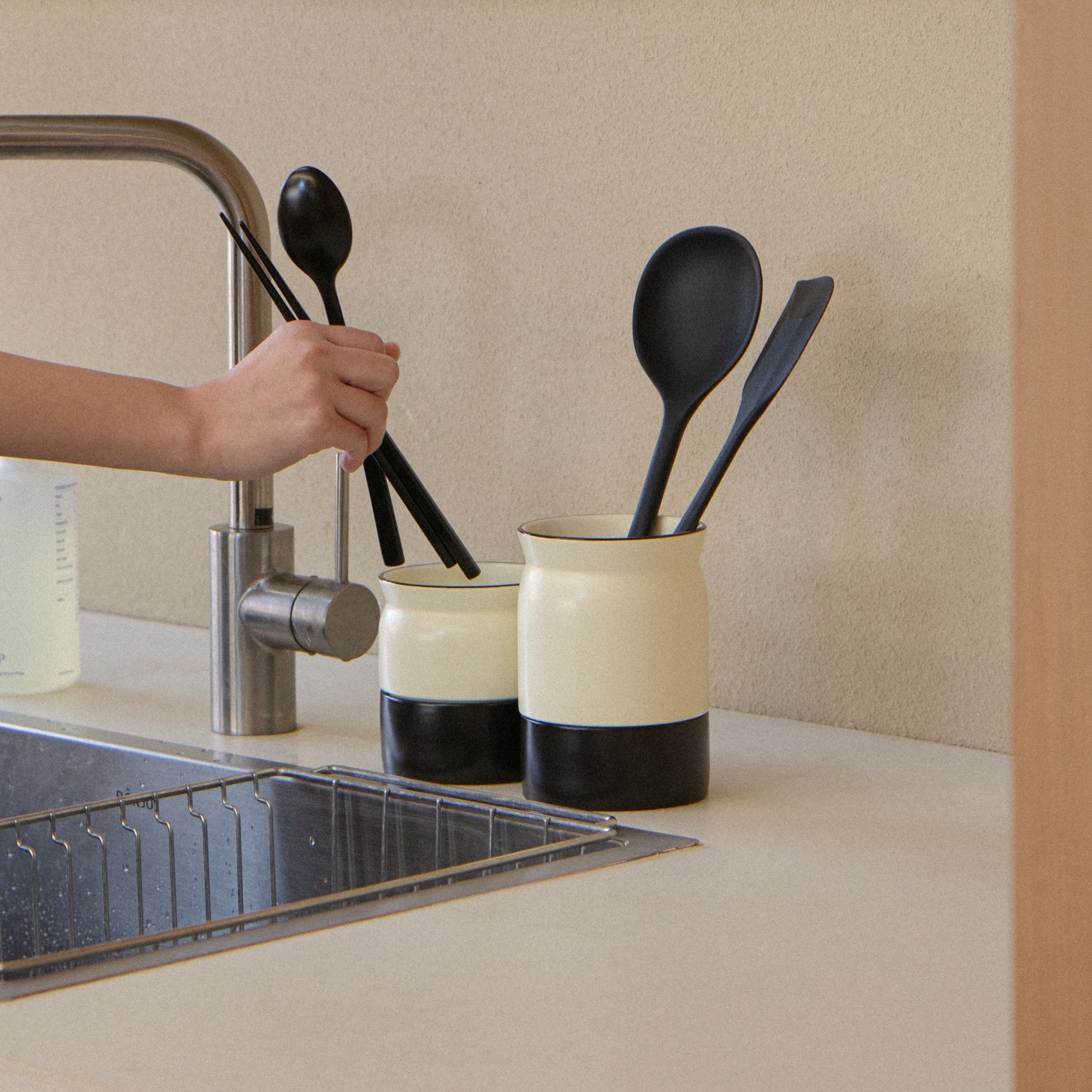 라라밤 더오브제 물빠짐 도자기 수저통 2구 세트 22,900원