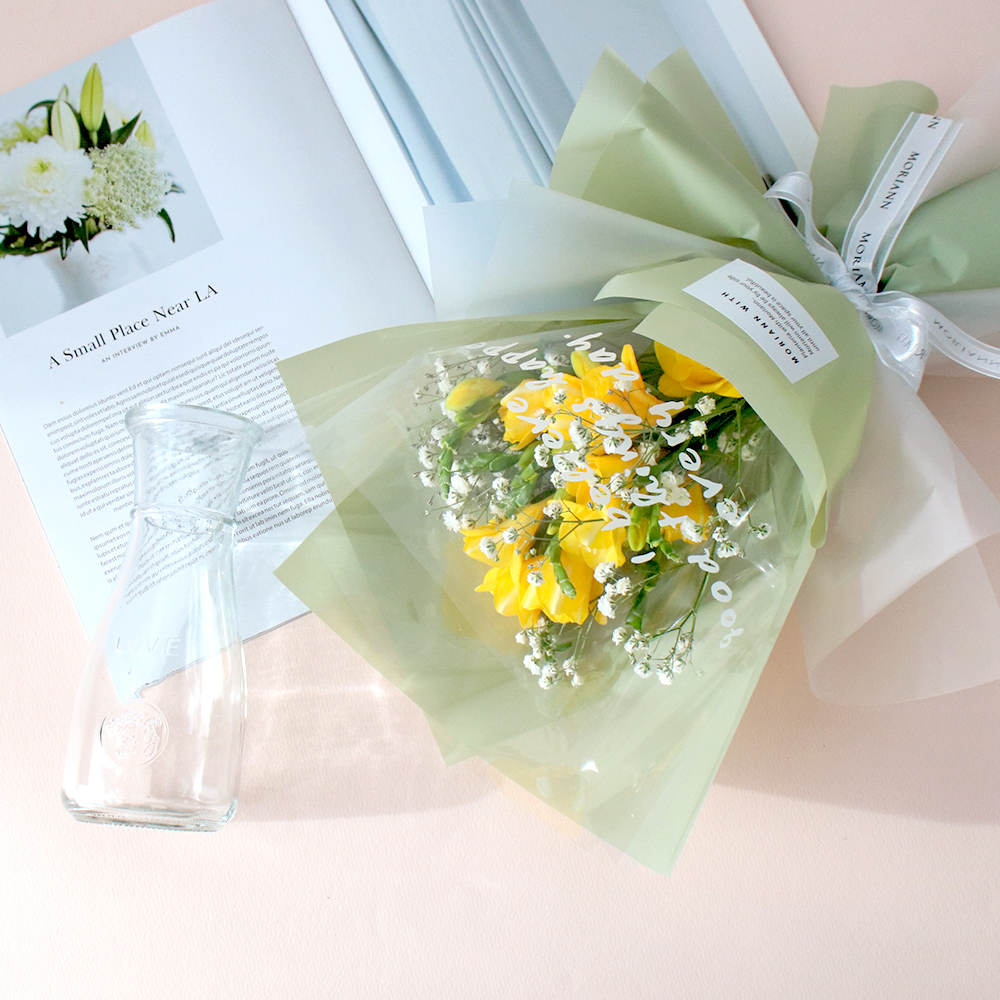 모리앤 생화 프리지아 꽃다발 + 유리화병 22,900원