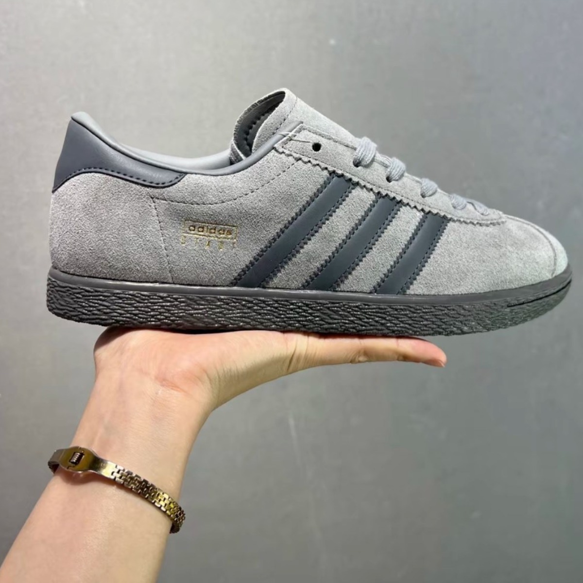 아디다스 운동화 슈타트 그레이 발편한 데일리 스니커즈 발볼넓은신발 편한신 159,900원