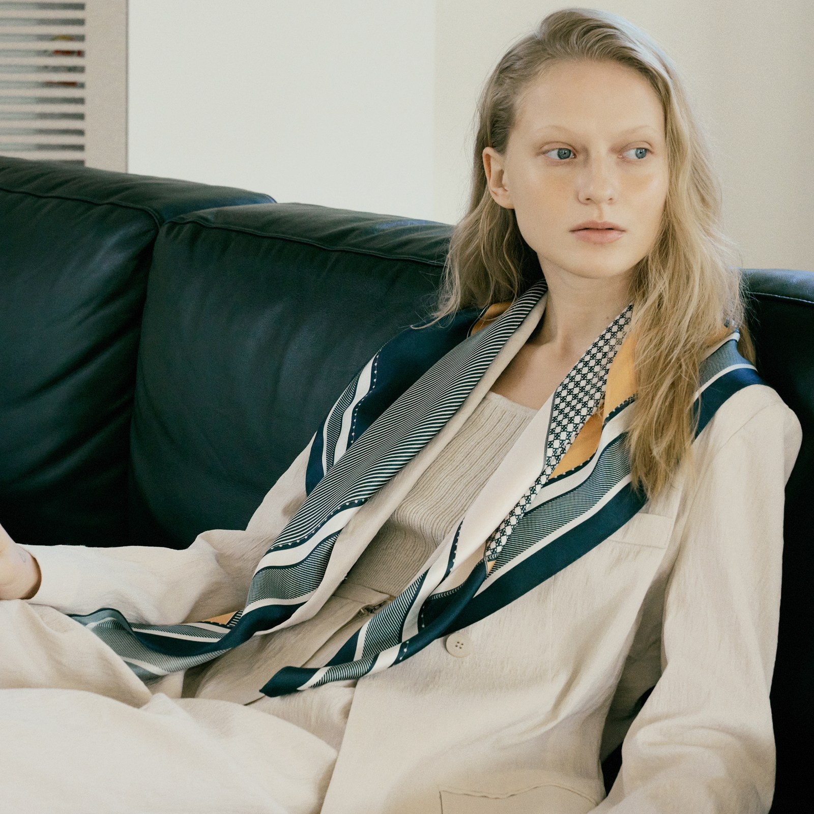 [생럭슈]실크 큰 사각 숄 스카프 루덴 네이비 SL23SSQLDNV 159,000원