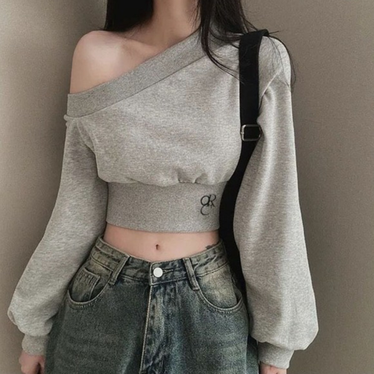 릴리제인 유니크 원오프숄더 크롭 긴팔티 29,910원