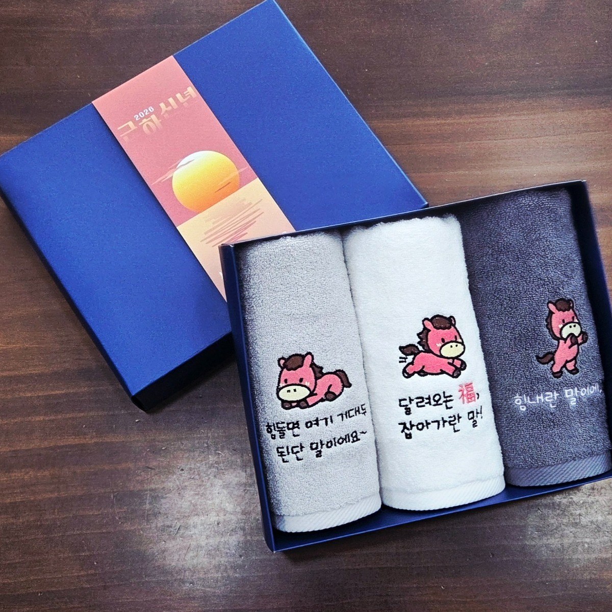 [송월타올] 2026 신년 근하신년 적마(붉은말) 자수타올 선물세트 3장 선물세트 (쇼핑백 동봉), 1개, 3장세트 (쇼핑백 동봉) 18,700원