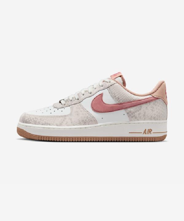 [브랜드상품] NIKE SNKRS 나이키 에어 포스 1 07 LV8 - 화이트 세일 캐니언 러스트 HF2898-100 남녀공용매장판 213,200원