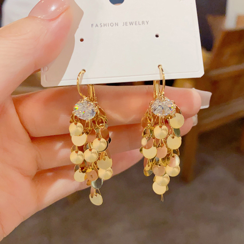 WICKM 고급감 메탈 스팽글 태슬 여성 롱 귀걸이 반짝이는 지르코니아 14K 도금 패션 액세서리 33,800원