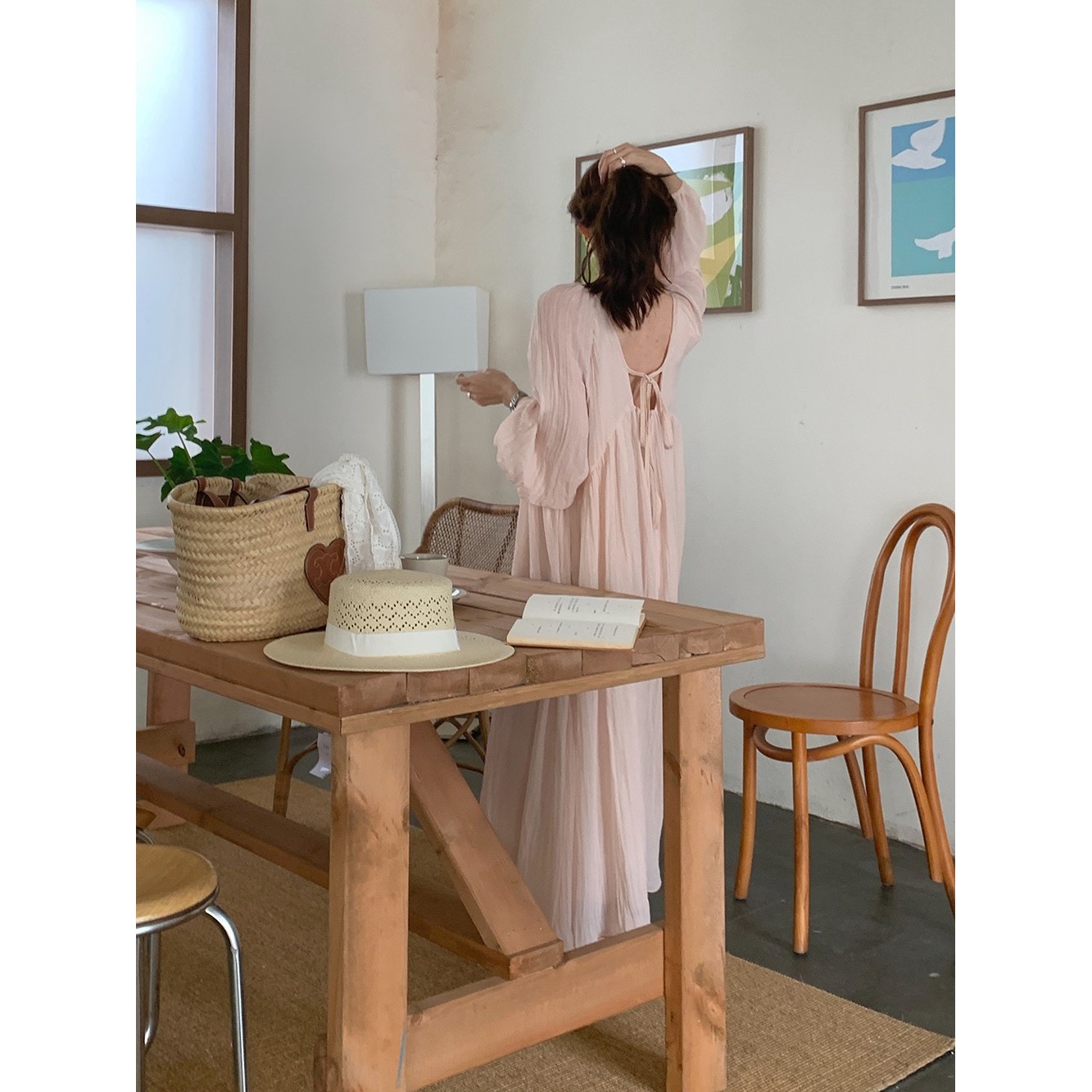 루어스룸 스톤즈 라운드넥 백포인트 퍼프 리본 셔링 뒷리본 트임 a라인 플레어 맥시 코튼 롱 원피스 34,900원