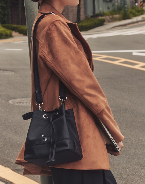 헤지스 HAZZYS MEN ACC [생활방수] 아이코닉 블랙 나일론 버킷백 HJBA6EE25BK 403463 137,900원