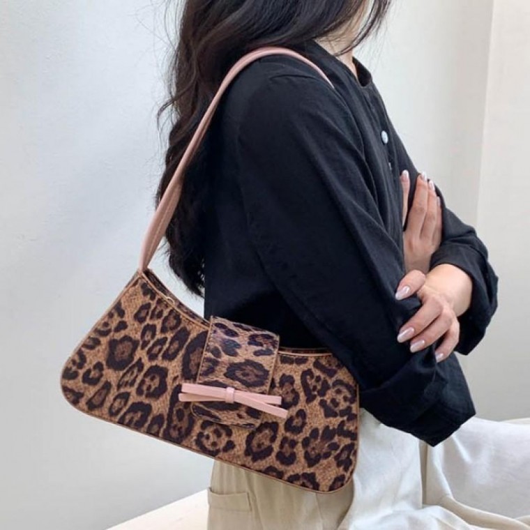 러블리하고 포멀한 스타일의 캐주얼 호피 숄더백 64,880원