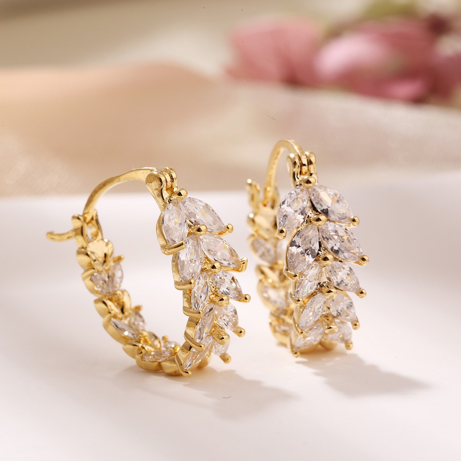 WICKM 정교한 디자인 산화문의 귀고리 링 여성 악세사리 원터치 반짝반짝 반지 귀걸이 26,800원